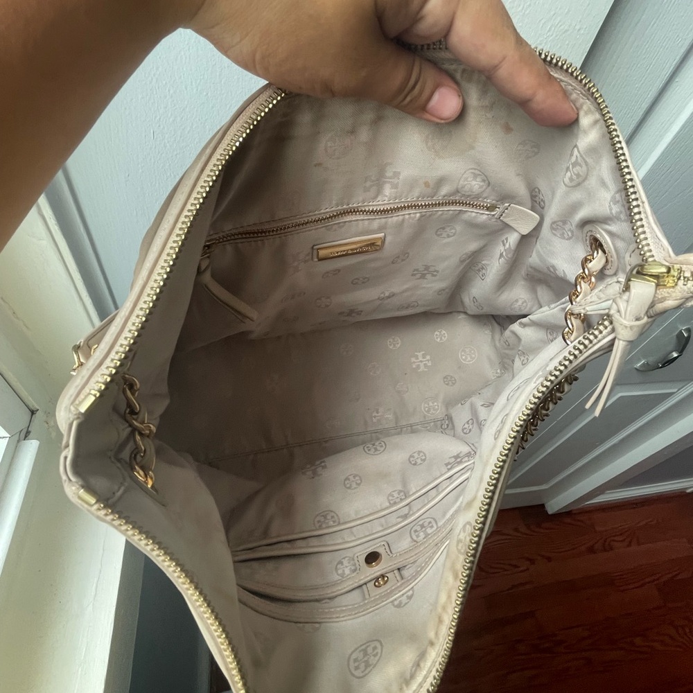 Tory Burch Elegant Cream Quilted Shoulder Bag - Picture 3 of 7
